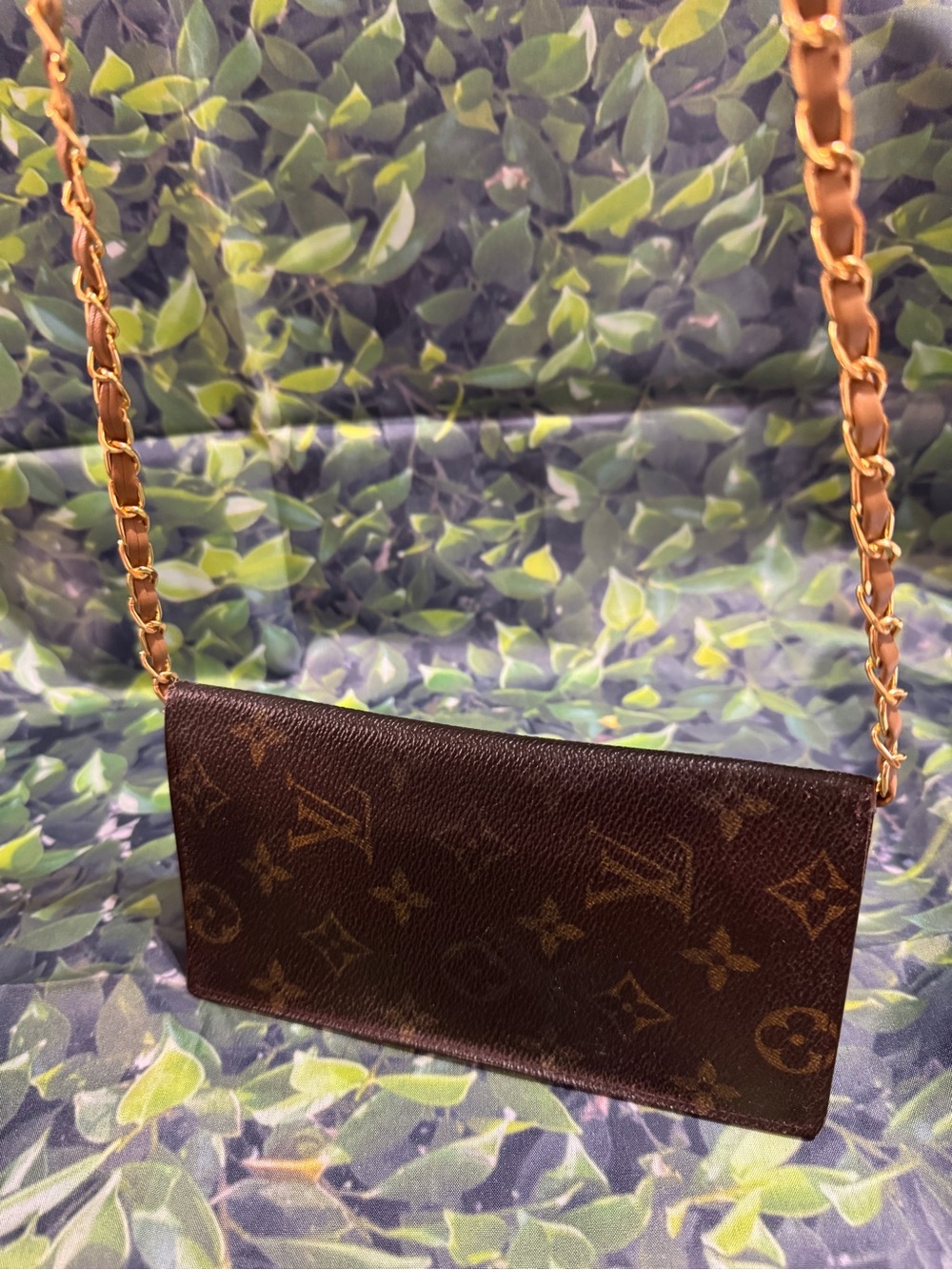 Chain to hold you wallet to make it like a clutch chain only